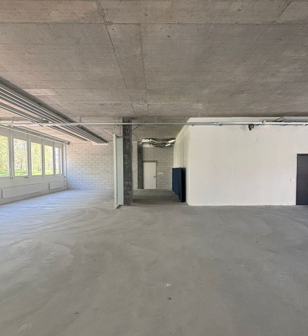 Rohbaufläche im startup space Etoy, Sichtbeton und Fensterfronten
